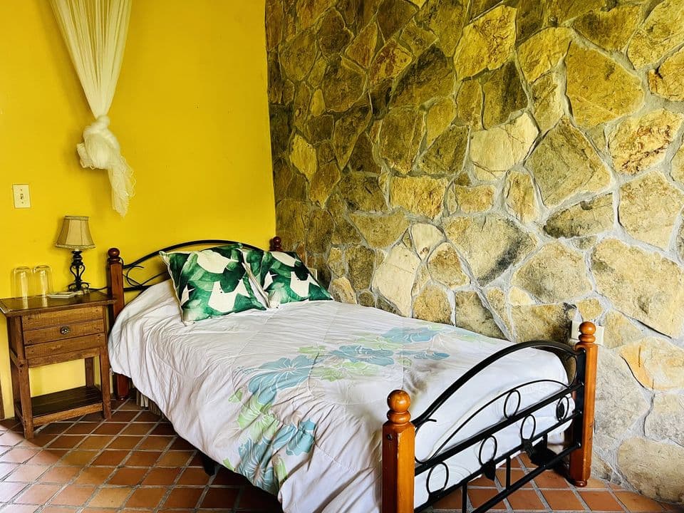La cama junto a la pared de piedra