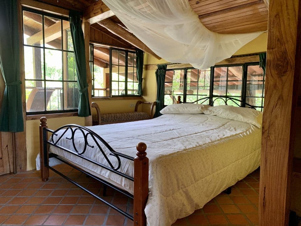 Los ventanales en dos lados de la habitación